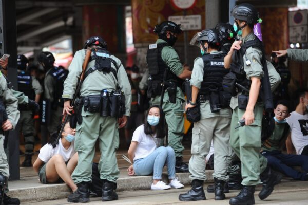 Dois manifestantes são presos pela polícia em Causeway Bay, Hong Kong, em 1º de julho de 2020 (Song Bilung / The Epoch Times)