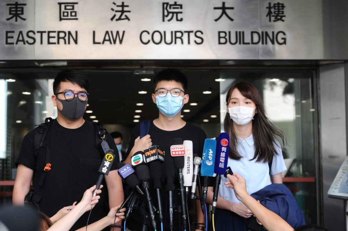 (Esquerda para a direita) Ivan Lam, Joshua Wong e Agnes Chow conversam com jornalistas depois de comparecerem ao tribunal de Hong Kong em 6 de julho de 2020 (Song Bilung / The Epoch Times)