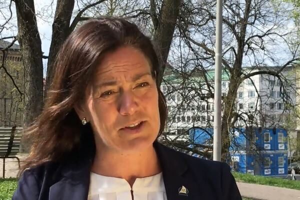 A legisladora sueca Ann-Sofie Alm em um evento para protestar contra a perseguição ao Falun Dafa na China no consulado chinês em Gotemburgo, Suécia, em 25 de abril de 2020 (Ella Kalogritsa)