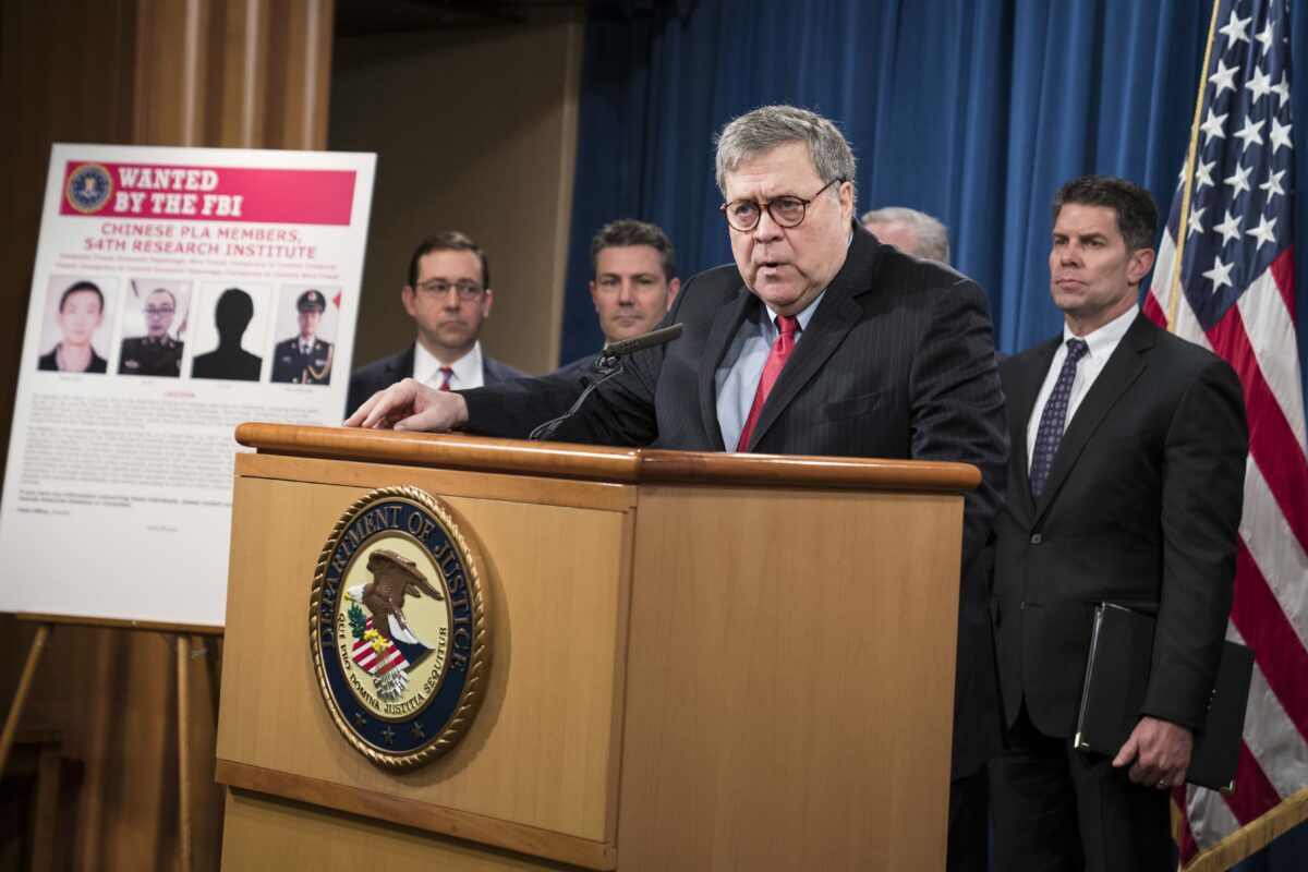 O procurador-geral William Barr participa de uma conferência de imprensa no Departamento de Justiça em Washington em 10 de fevereiro de 2020. Barr anunciou a acusação de quatro membros das forças armadas chinesas por acusações de invadir a Equifax Inc. e roubo de dados pessoais de milhões dos americanos (Sarah Silbiger / Getty Images)