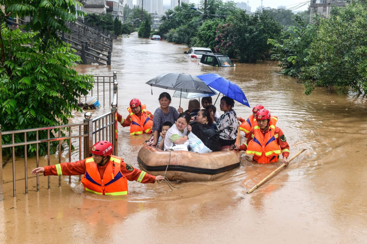 As equipes de resgate evacuam os moradores afetados pelas inundações após fortes chuvas em Jiujiang, província de Jiangxi, no centro da China, em 8 de julho de 2020 (STR / AFP via Getty Images)