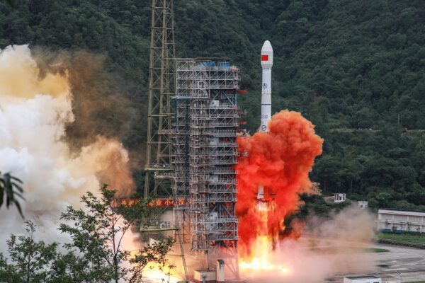 Um foguete Long March 5B, que transportava o satélite Beidou-3GEO3, decola do Xichang Satellite Launch Center em Xichang, na província sudoeste de Sichuan, China, em 23 de junho de 2020 (STR / AFP via Getty Images)