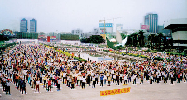 Locais de prática em grupo como Guangzhou, China, tinham milhares de praticantes do Falun Dafa realizando os exercícios em público nos anos 90 (Cortesia)