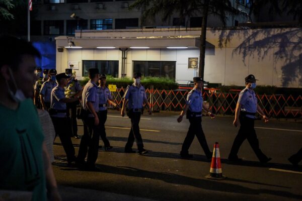 Polícia saindo do consulado americano em Chengdu, China, em 24 de julho de 2020 (Noel Celis / AFP via Getty Images)