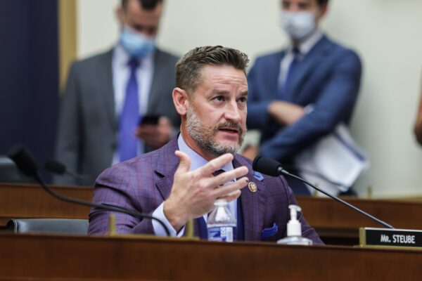 O deputado Greg Steube (R-Fla.) Durante a audiência do Subcomitê Judiciário da Câmara dos Deputados sobre Direito Antitruste, Comercial e Administrativo sobre Plataformas Online e Poder de Mercado no edifício de escritórios da Rayburn House, no Capitólio de Washington, em 29 de julho de 2020 (Graeme Jennings-Pool / Getty Images)