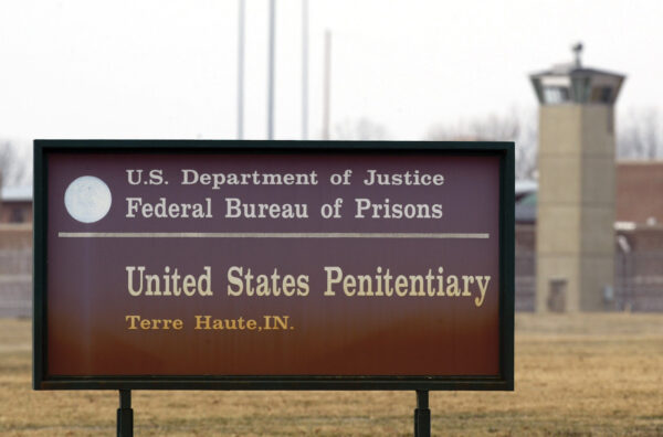 Uma torre de guarda flanqueia a placa na entrada da Penitenciária dos EUA em Terre Haute, Indiana, em 17 de março de 2003 (Michael Conroy File / AP Photo)