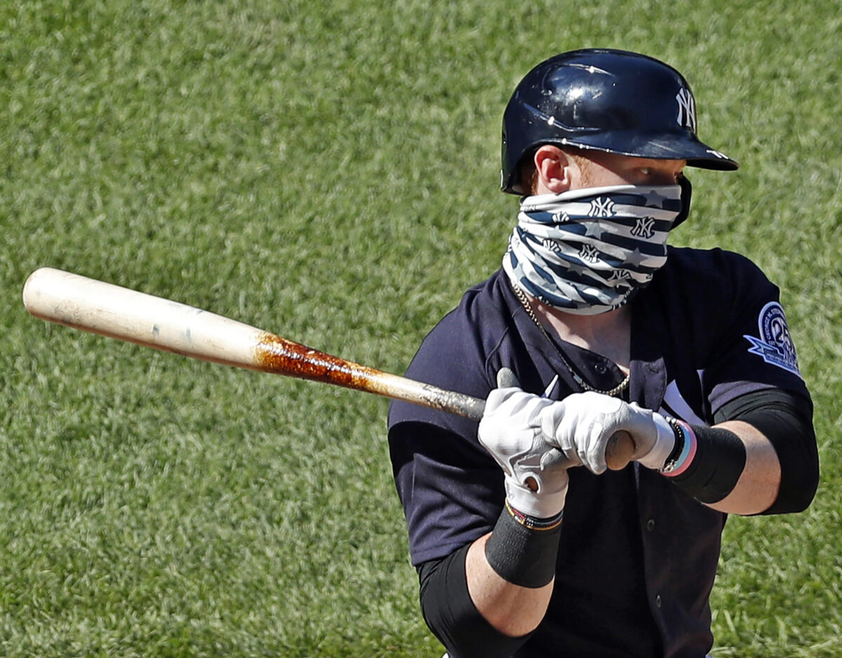 Clint Frazier, do New York Yankees, veste uma cobertura de rosto enquanto bate em um jogo intrasquad no campo de treinamento de verão no estádio Yankee Stadium, em Nova York, em 12 de julho de 2020 (Kathy Willens / AP Photo)