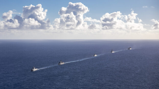 Os navios da HMA Sirius e Stuart navegam em companhia de RSS Supreme, KDB Daruleshan e JS Ashigara pelo Oceano Pacífico enquanto se preparam para participar do Exercício Rim of the Pacific 2020 em 17 de agosto de 2020 (Departamento de Defesa da Austrália)