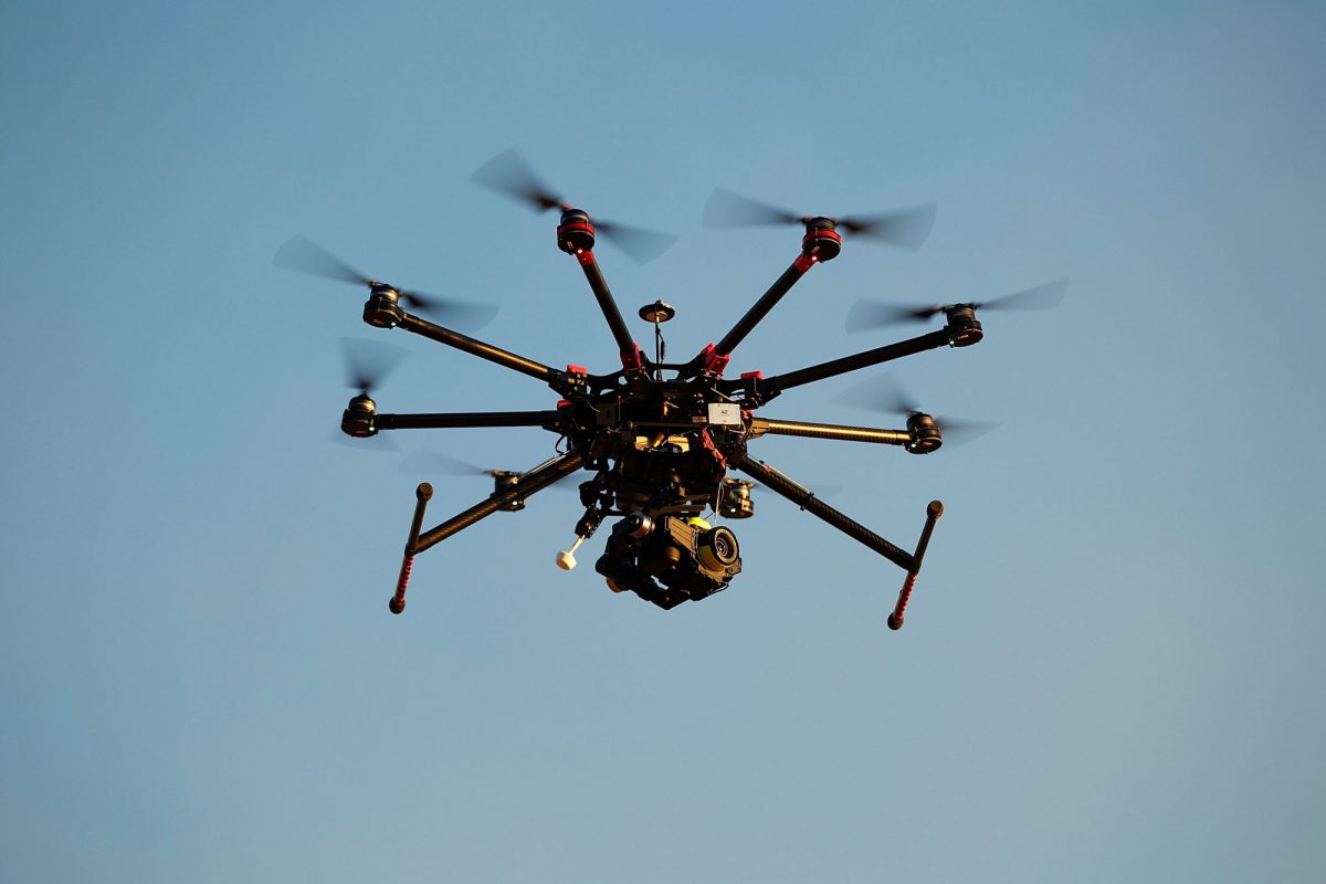 Um drone DJI s1000 personalizado operando em Palm Beach, em Sydney, Austrália, em 4 de julho de 2014 (Brendon Thorne / Getty Images)