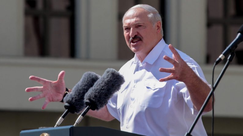 O presidente da Bielorrússia, Alexander Lukashenko, durante uma manifestação organizada para apoiá-lo no centro de Minsk (Siarhei Leskiec / AFP via Getty Images)