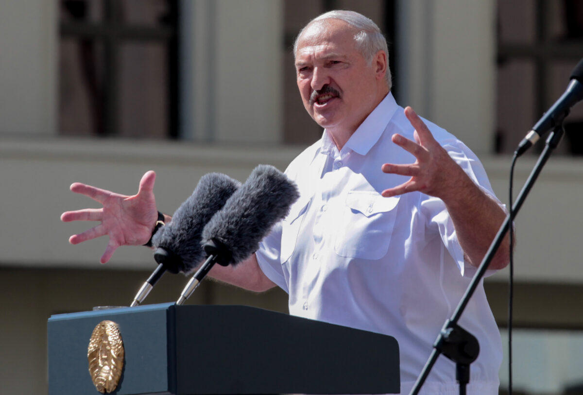 O presidente da Bielorrússia, Alexander Lukashenko, durante uma manifestação organizada para apoiá-lo no centro de Minsk em 16 de agosto de 2020 (Siarhei Leskiec / AFP via Getty Images)