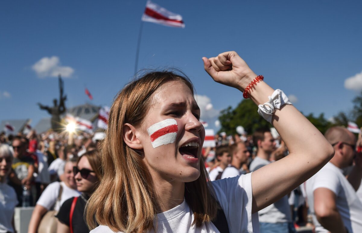 Uma apoiadora da oposição da Bielo-Rússia durante um comício no centro de Minsk em 16 de agosto de 2020 (Sergei Gapon / AFP via Getty Images)