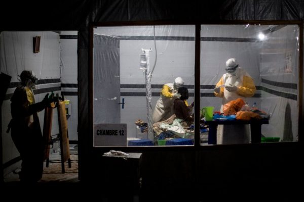 Profissionais de saúde tratam um paciente não confirmado de Ebola dentro de um Centro de Tratamento de Ebola apoiado por MSF (Médicos Sem Fronteiras) em 3 de novembro de 2018 em Butembo, República Democrática do Congo (JOHN WESSELS / AFP via Getty Images)