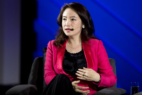 Doranda Doo, vice-presidente sênior da iFLYTEK Co. Ltd. fala com Qian Chen, repórter da CNBC no CNBC East Tech West Day 2 em Guangzhou, China, em 19 de novembro de 2019 (Zhong Zhi / Getty Images para CNBC International)