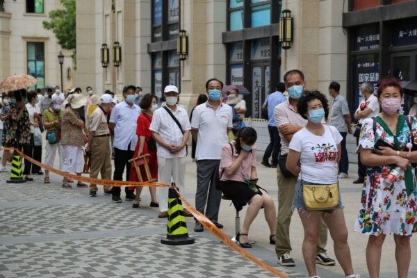 As pessoas fazem fila para fazer os testes de COVID-19 em um centro de testes improvisado em Dalian, província de Liaoning, nordeste da China, em 27 de julho de 2020 (STR / AFP via Getty Images)