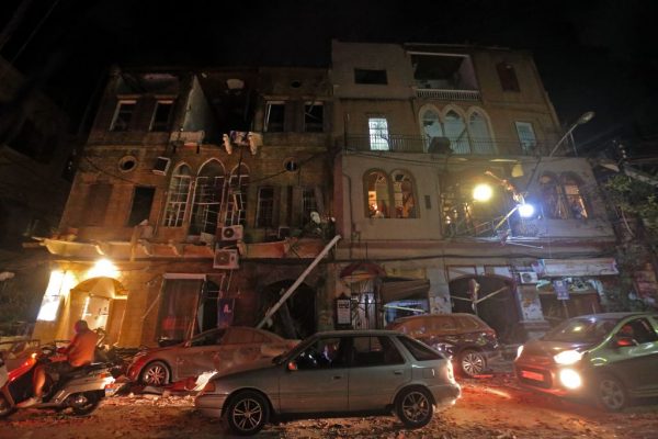 Esta foto tirada em 4 de agosto de 2020 mostra uma visão geral da destruição ao longo de uma rua no centro da capital libanesa, Beirute, após uma grande explosão no porto próximo de Beirute (STR / AFP via Getty Images)