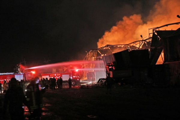 Os bombeiros apagaram um incêndio no local de uma explosão no porto da capital do Líbano, Beirute, em 4 de agosto de 2020 (Foto: IBRAHIM AMRO / AFP via Getty Images)