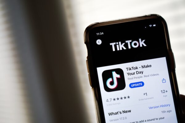 Nesta ilustração de foto, o aplicativo TikTok é exibido na App Store em um iPhone em Washington, D.C., em 7 de agosto de 2020 (Drew Angerer / Getty Images)