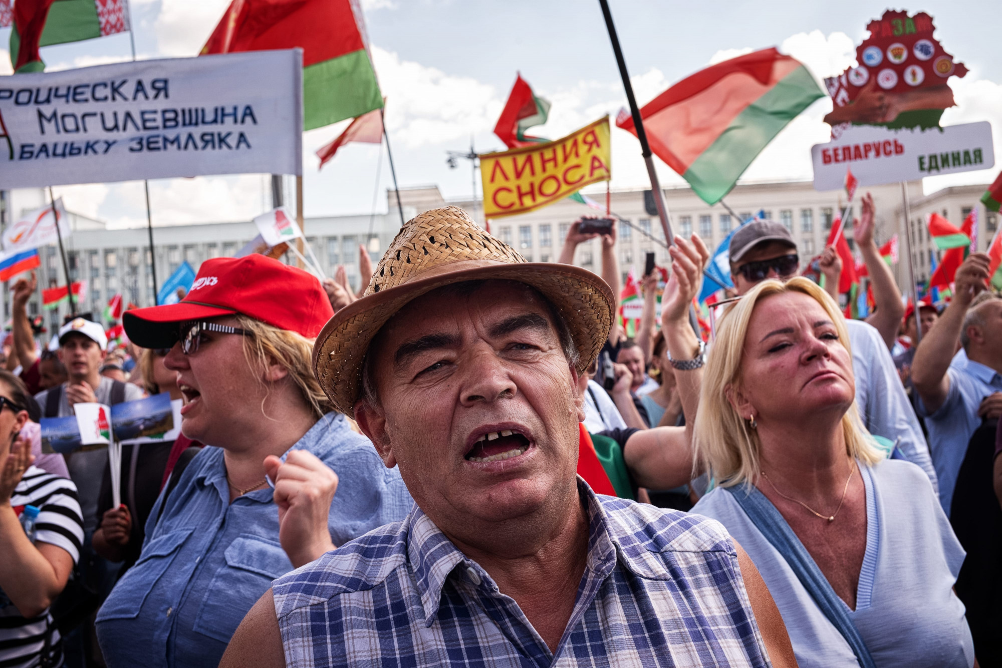 Protestantes durante uma manifestação em apoio ao governo em 16 de agosto de 2020 em Minsk, Bielo-Rússia (Misha Friedman / Getty Images)