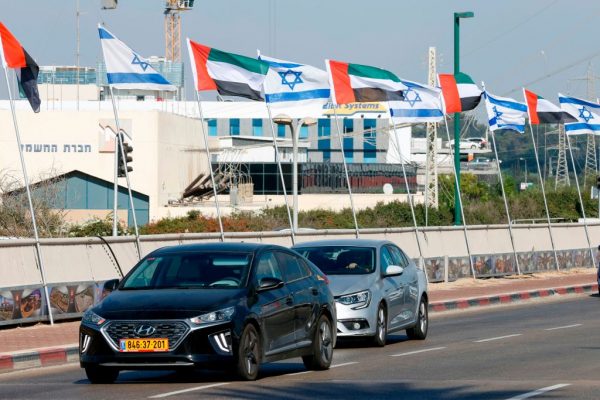 Carros passam sob as bandeiras de Israel e dos Emirados Árabes Unidos alinhados em uma estrada na cidade costeira israelense de Netanya, em 16 de agosto de 2020 (JACK GUEZ / AFP via Getty Images)