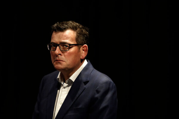 Victoria Premier Daniel Andrews observa durante a mídia no briefing diário em 03 de agosto de 2020 em Melbourne, Austrália. Melbourne está no estágio 4 de bloqueio (Darrian Traynor / Getty Images)