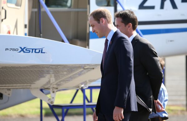 O príncipe William (C) da Grã-Bretanha apresenta o mais recente modelo da aeronave P-750 XSTOL durante sua visita à Pacific Aerospace em Hamilton em 12 de abril de 2014 (Fiona Goodall / AFP via Getty Images)