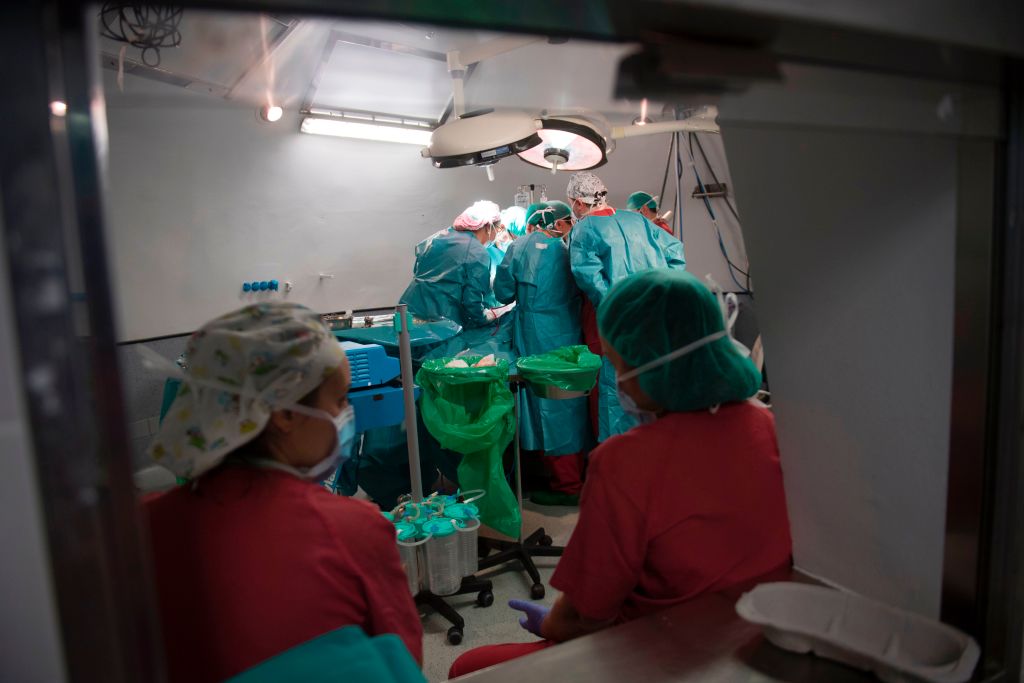 Imagem ilustrativa de uma cirurgia sendo efetuada em uma sala de cirurgia (PIERRE-PHILIPPE MARCOU / AFP / Getty Images)