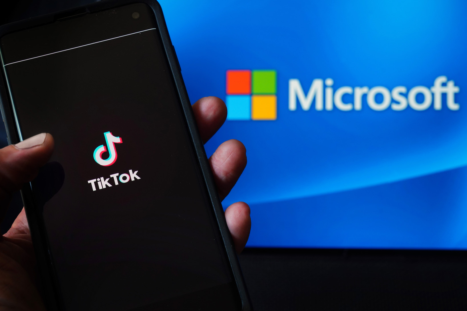 Nesta ilustração, um telefone celular com o aplicativo TikTok é exibido ao lado do logotipo da Microsoft na cidade de Nova Iorque em 3 de agosto de 2020 (Cindy Ord / Getty Images)