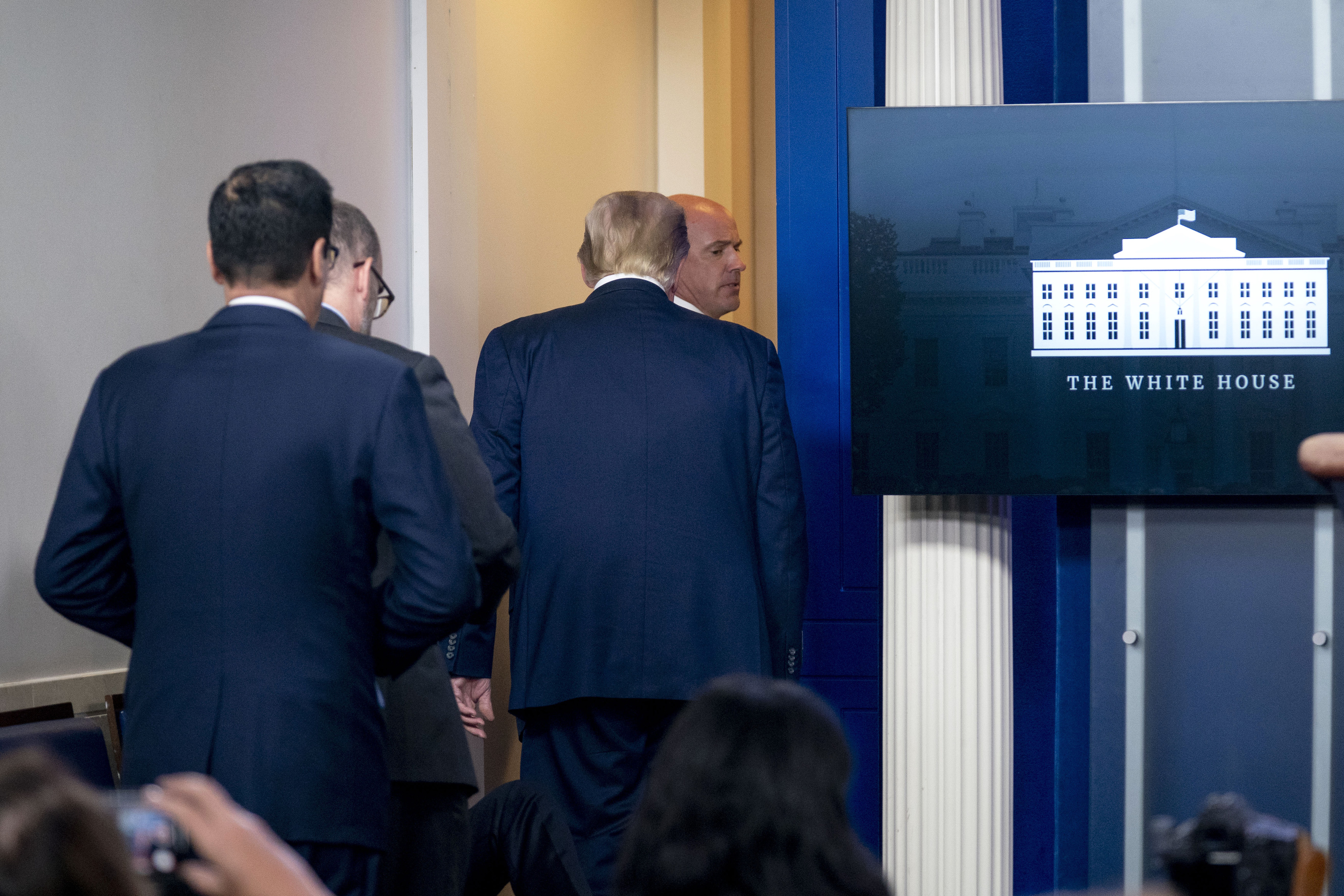 O presidente Donald Trump é convidado a deixar a James Brady Press Briefing Room à convite de um membro do Serviço Secreto dos EUA durante uma entrevista coletiva na Casa Branca, em 10 de agosto de 2020 (Andrew Harnik / AP Photo)