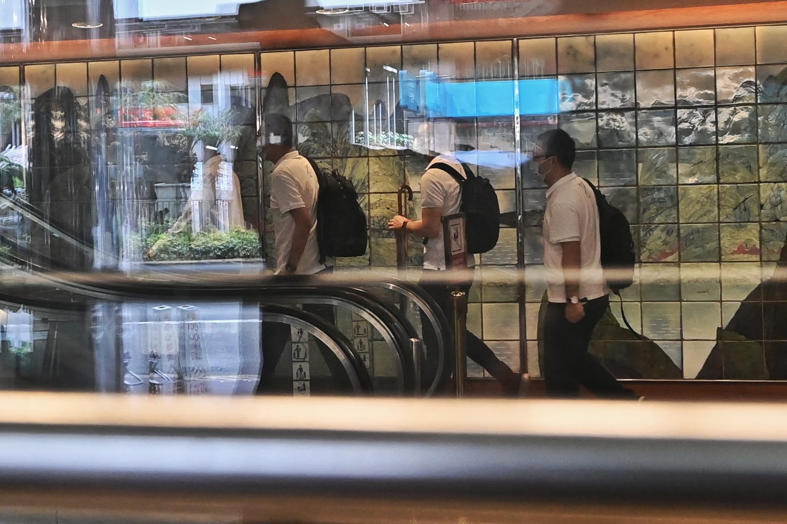 Sete trabalhadores médicos enviados da China se registram no Metropark Hotel Kowloon em 3 de agosto de 2020 (Song Bilong / The Epoch Times)