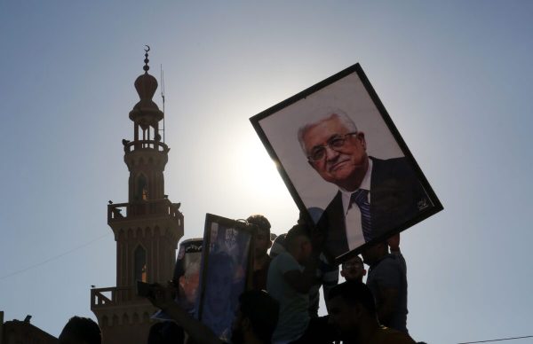 Manifestantes seguram um retrato do presidente palestino Mahmoud Abbas durante uma manifestação contra os planos de Israel de anexar a Cisjordânia, na Faixa de Gaza em 2 de julho de 2020 (Khatib / AFP disse via Getty Images)