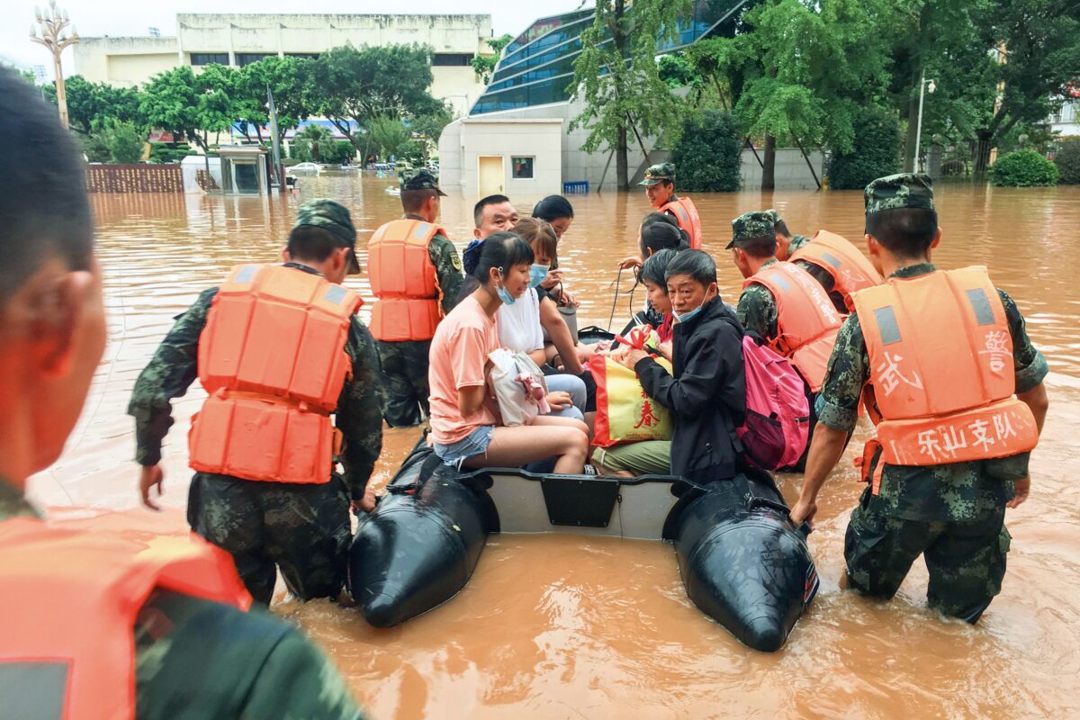 Equipes de resgate evacuam residentes em uma área inundada após fortes chuvas em Leshan, província de Sichuan, sudoeste da China, em 18 de agosto de 2020 (STR / AFP via Getty Images)