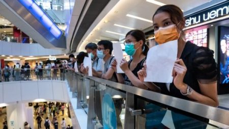 Hong Kong choca após polícia derrubar menina de 12 anos