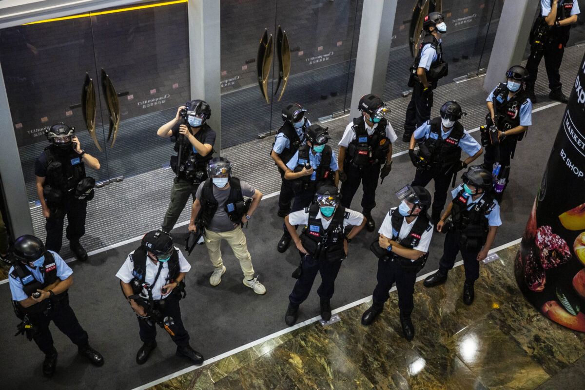 A polícia monta guarda em um shopping depois que pessoas protestaram contra a liberdade de imprensa em Kong em 11 de agosto de 2020 (Isaac Lawrence / AFP via Getty Images)