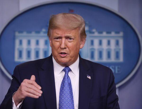 O presidente Donald Trump durante uma entrevista coletiva sobre a resposta de seu governo à pandemia global do vírus do PCC na Sala de Conferência de Imprensa Brady na Casa Branca em 22 de julho de 2020 (Chip Somodevilla / Getty Images )