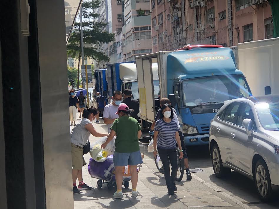 Um homem vestido de preto foi fotografado seguindo um repórter de Hong Kong na área de Kowloon, em Hong Kong, em 12 de agosto de 2020 (Sarah Liang / The Epoch Times)