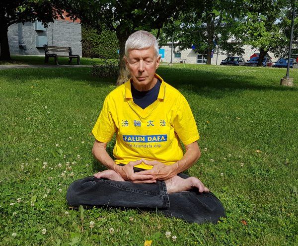 O praticante do Falun Dafa, Gerry Smith, foi ordenado pelo CEO do Festival Dragon Boat Festival de Ottawa a remover a camisa com o nome de sua prática espiritual em 22 de junho de 2019, no festival. O CEO John Brooman disse a Smith que a embaixada chinesa patrocinou o festival e que ele não quer o Falun Dafa no evento (The Epoch Times)