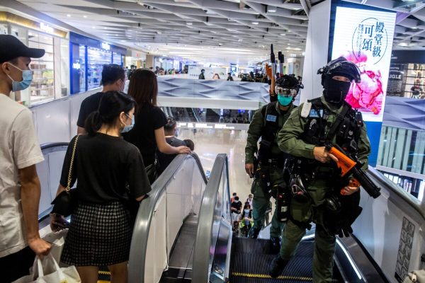 A polícia de choque chega para uma operação de limpeza depois que vereadores do distrito protestaram dentro de um shopping em Yuen Long, em Hong Kong, em 19 de julho de 2020, contra um ataque à multidão por supostos membros da gangue da tríade da estação de trem Yuen Long em 21 de julho de 2019 (Isaac Lawrence / AFP via Getty Images)