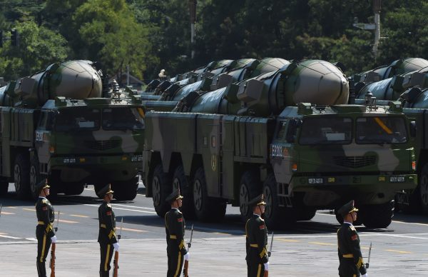 Veículos militares carregando mísseis DF-21D são exibidos em um desfile militar na Praça Tiananmen, em Pequim, em 3 de setembro de 2015 (Greg Baker / AFP / Getty Images)