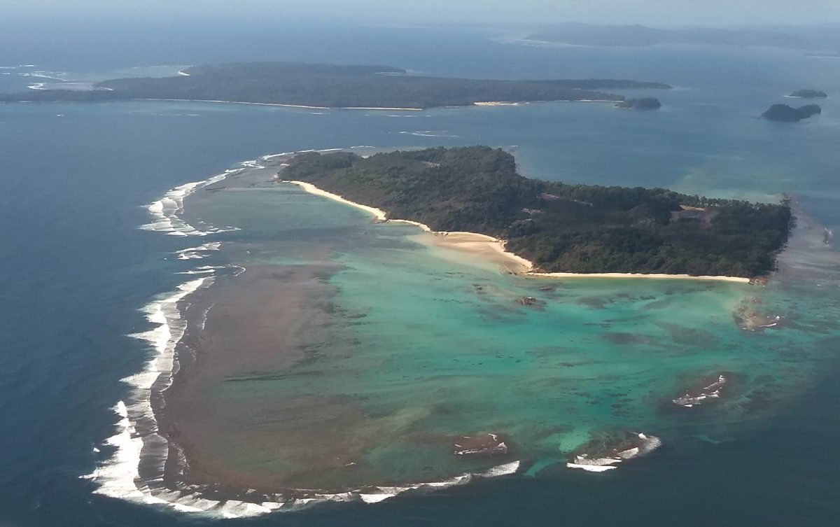 Esta fotografia aérea tirada em 22 de setembro de 2018 mostra a Ilha Boat nas Ilhas Andaman, um remoto arquipélago indiano na Baía de Bengala (HARI KUMAR / AFP via Getty Images)