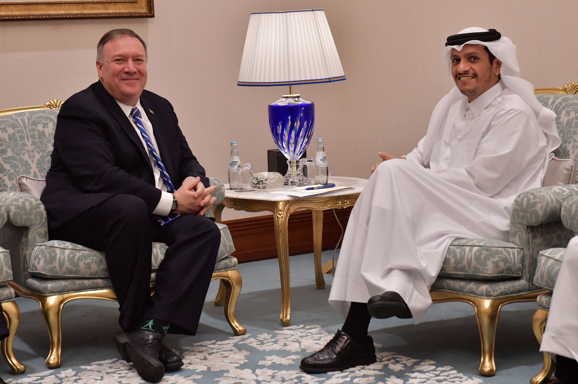 O vice-primeiro-ministro e ministro das Relações Exteriores do Catar, Sheik Mohammed bin Abdulrahman al-Thani (R), encontra-se com o secretário de Estado dos Estados Unidos, Mike Pompeo, durante a cerimônia de assinatura da paz entre os Estados Unidos e o Talibã na capital do Catar, Doha, em fevereiro. 29, 2020 (Giuseppe CACACE / AFP via Getty Images)