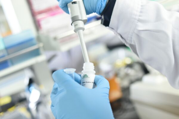 Um pesquisador do Centro de Inovação Avançada de Genômica de Pequim da Universidade de Pequim conduzindo testes em seu laboratório em Pequim, China, em 14 de maio de 2020 (WANG ZHAO / AFP via Getty Images)