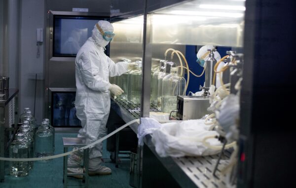 Pesquisador trabalhando em laboratório da Yisheng Biopharma, empresa que desenvolve vacinas COVID-19, em Shenyang, China, em 10 de junho de 2020 (NOEL CELIS / AFP via Getty Images)