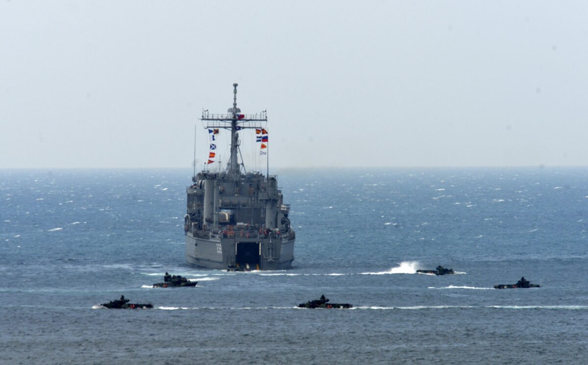 Um navio de desembarque cercado por veículos de assalto anfíbios durante a simulação de incêndio vital “Han Kuang” (Han Glory), a cerca de 6,4 km da cidade de Magong, nas ilhas Penghu, em Taiwan, em 25 de maio de 2017 (SAM YEH / AFP via Getty Images)