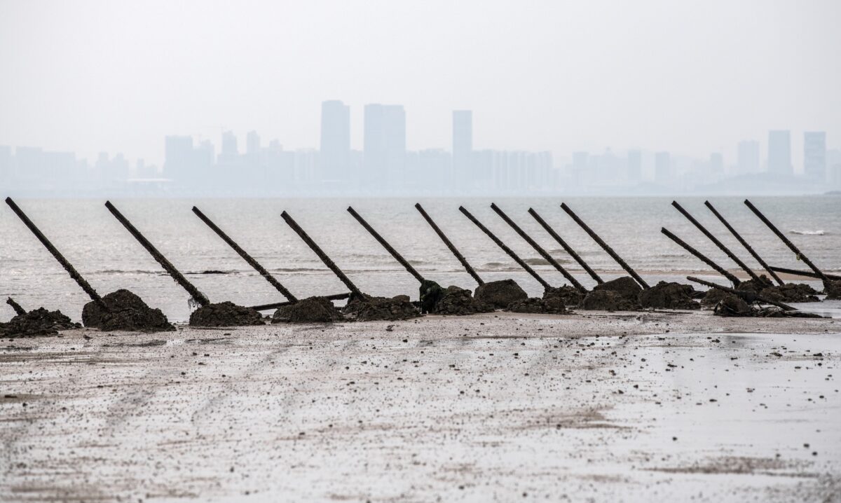 Antigas barricadas anti-desembarque em uma praia de frente para a China, na ilha taiwanesa de Kinmen, em 19 de abril de 2018 (Carl Court / Getty Images)