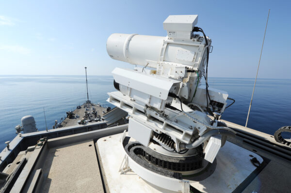 O USS Ponce conduz uma demonstração operacional do Sistema de Armas Laser patrocinado pelo Office of Naval Research (ONR), enquanto implantado no Golfo Pérsico em 17 de novembro de 2014 (Marinha dos EUA / John F. Williams / Distribuído)