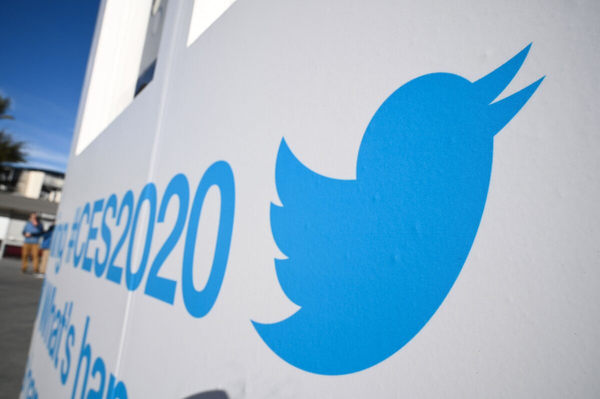 O logotipo do Twitter no 2020 Consumer Electronics Show (CES) no Las Vegas Convention Center em Las Vegas, Nevada, em 5 de janeiro de 2020 (Robyn Beck / AFP via Getty Images)