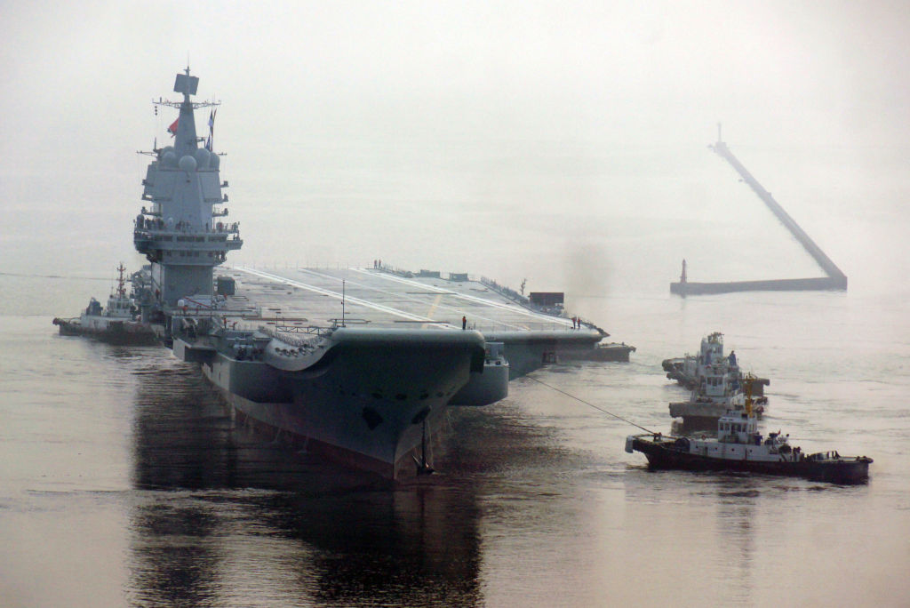 O primeiro porta-aviões de construção própria da China parte de um porto de Dalian DSIC (Dalian Shipbuilding Industry Co.) para testes de mar em 13 de maio de 2018 em Dalian, província de Liaoning, China (Getty Images)