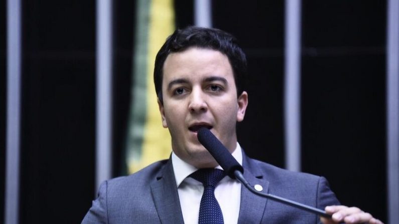 O deputado Célio Studart (PV-CE) lamentou a atitude do TSE de desrespeitar a Lei da Ficha Limpa, produto de iniciativa popular (Foto: Agência Câmara)