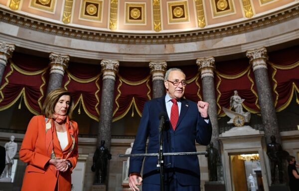 O líder da minoria no Senado, o senador Chuck Schumer (DN.Y.), fala à imprensa com a presidente da Câmara dos Representantes, Nancy Pelosi (D-Calif.), no Capitólio dos EUA, em Washington em 4 de agosto de 2020 (Mandel Ngan / AFP via Getty Images)